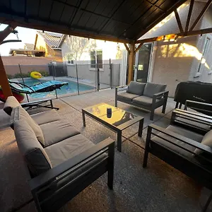 family-friendly-contemporary-house-with-pool.las-vegashotels.net/